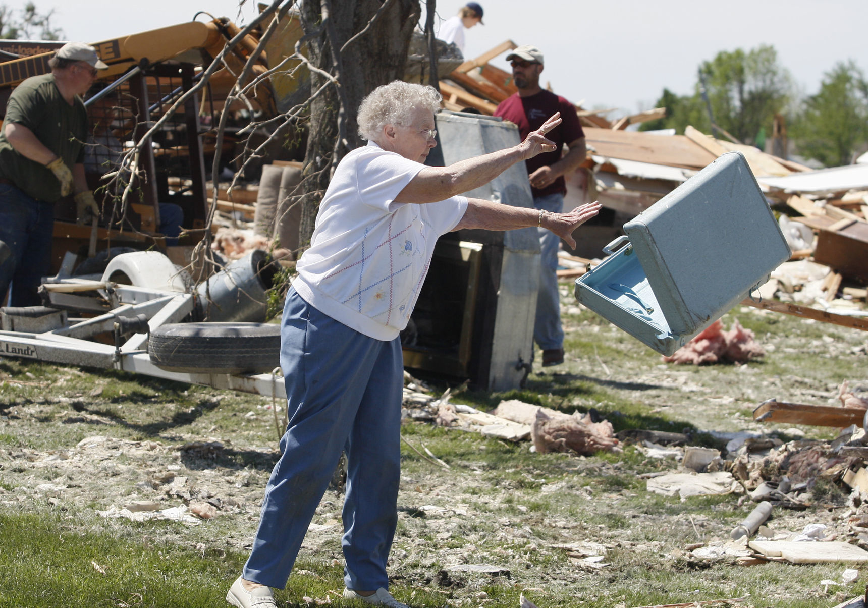 052608mp-parkersburg-torn-7